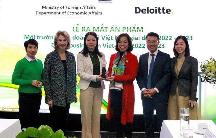 Đại diện Bộ Ngoại giao, Deloitte và các hiệp hội chụp ảnh lưu niệm tại Lễ ra mắt ấn phẩm.