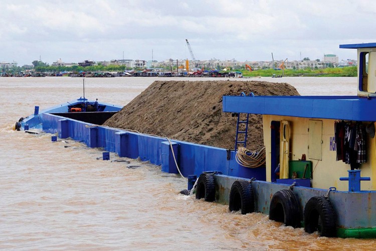 Dự án thành phần đoạn Cần Thơ - Hậu Giang và Dự án thành phần đoạn Hậu Giang - Cà Mau cần tới 18,46 triệu m3 cát đắp nền. Ảnh: ĐT