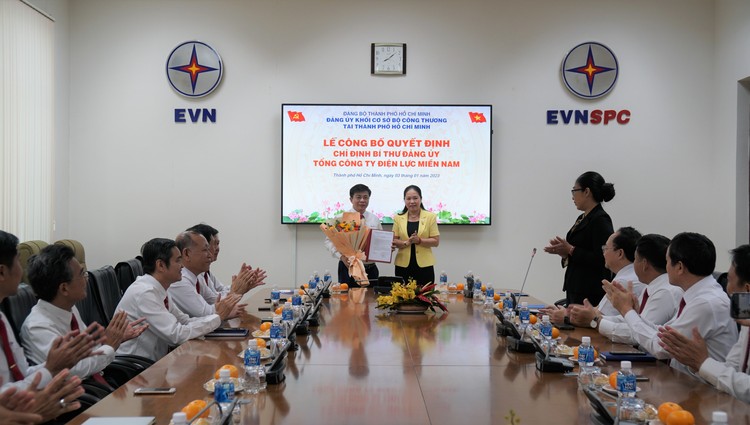 Bà Lê Thị Hồng Nga - Bí thư Đảng ủy Khối Cơ sở Bộ Công Thương tại TP. Hồ Chí Minh trao quyết định chỉ định Bí thư Đảng ủy Tổng công ty Điện lực miền Nam nhiệm kỳ 2020-2025 cho đồng chí Lê Văn Trang.