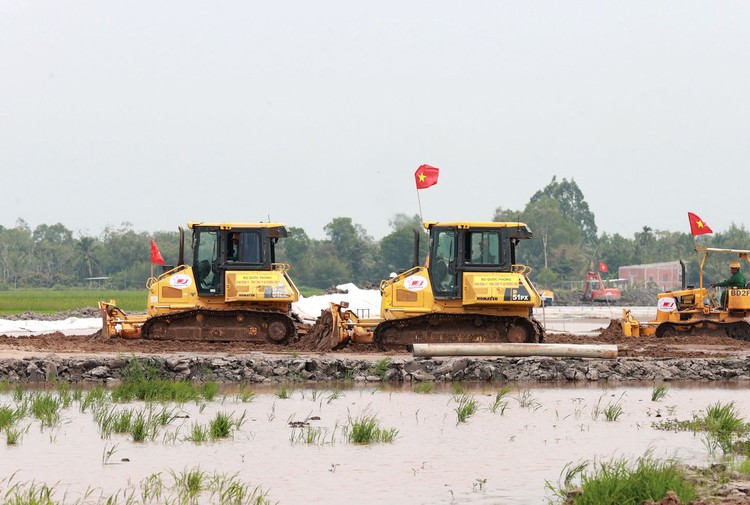 Các nhà thầu huy động máy móc và nhân lực thi công xuyên Tết. Ảnh: Dương Giang