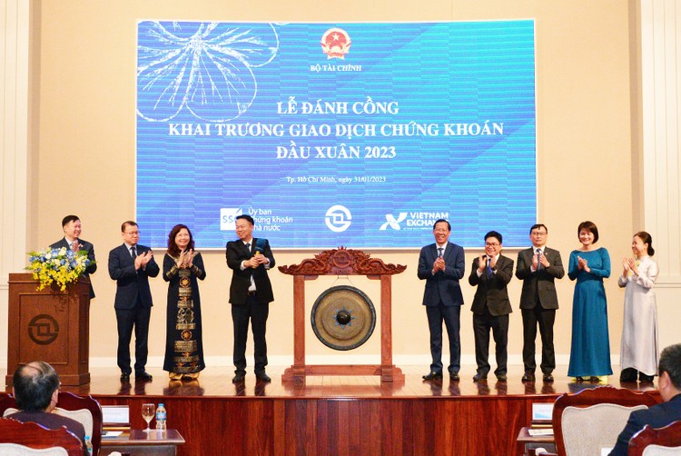 Lễ đánh cồng khai trương giao dịch chứng khoán đầu Xuân 2023