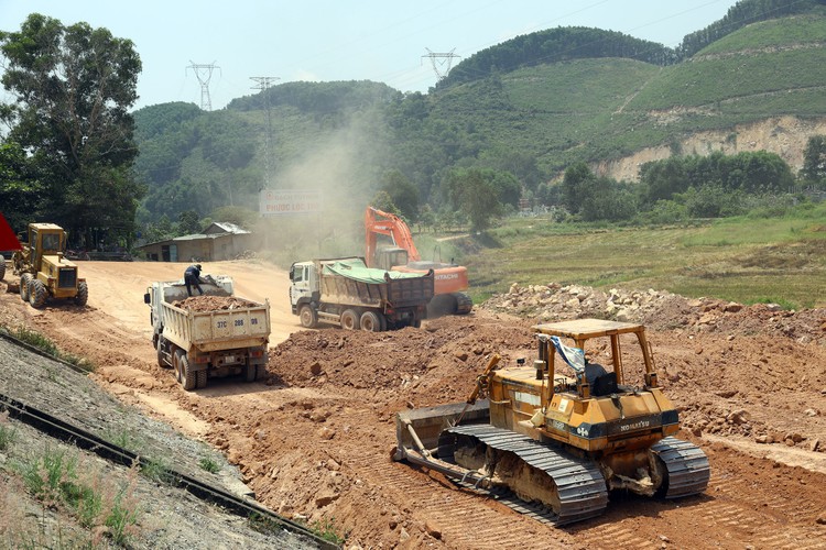 Bộ Giao thông vận tải yêu cầu các chủ đầu tư, ban quản lý dự án kiên quyết xử lý nghiêm nhà thầu vi phạm chất lượng công trình theo quy định của hợp đồng. Ảnh: Tường Lâm