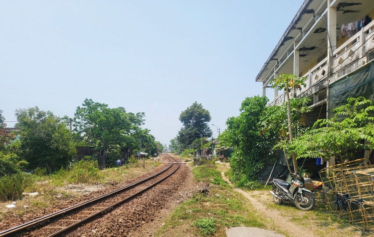 Hạng mục đường gom dân sinh qua địa phận TP. Đà Nẵng hiện chưa có mặt bằng để thi công. Ảnh: Hà Minh