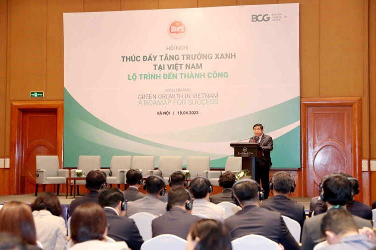 Bộ trưởng Bộ Kế hoạch và Đầu tư Nguyễn Chí Dũng phát biểu tại Hội nghị Thúc đẩy tăng trưởng xanh tại Việt Nam: Lộ trình đến thành công. Ảnh: Trương Gia