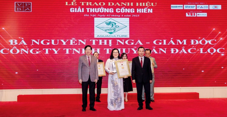 Bà Nguyễn Thị Nga - Giám đốc công ty TNHH Thủy sản Đắc Lộc nhận giải thưởng cống hiến trong sự nghiệp xây dựng và bảo vệ tổ quốc tại Diễn đàn kinh tế tư nhân lần thứ II-2023