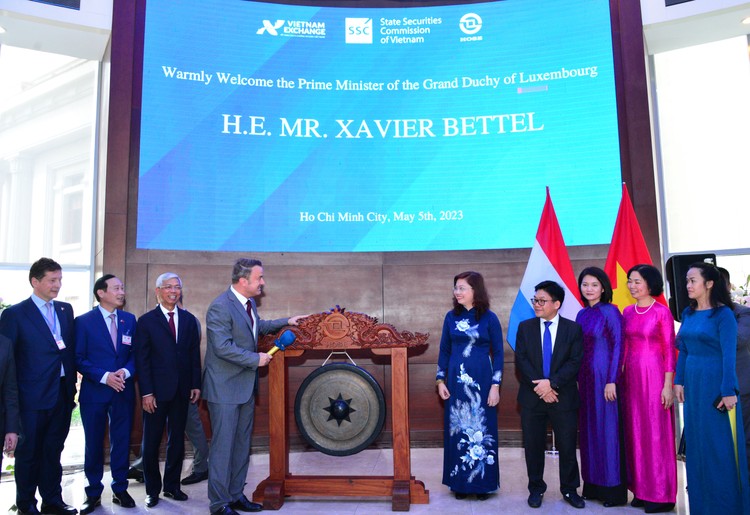 Thủ tướng Luxembourg Xavier Bettel tiến hành nghi thức đánh cồng trang trọng tại HOSE