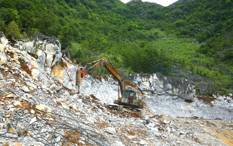 Bộ Giao thông vận tải nghiêm cấm các chủ đầu tư/ban quản lý dự án áp đặt chỉ định mỏ vật liệu, chỉ định nguồn gốc, xuất xứ vật tư, vật liệu cho dự án hạ tầng giao thông. Ảnh minh họa: Tiên Giang