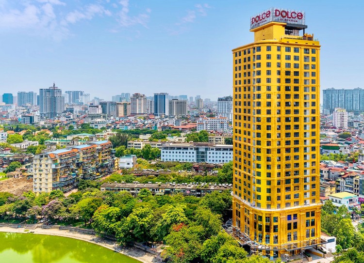 Công ty TNHH Hòa Bình rao bán khách sạn dát vàng Dolce Hanoi Golden Lake với giá khởi điểm 250 triệu USD. Ảnh: H. Bình