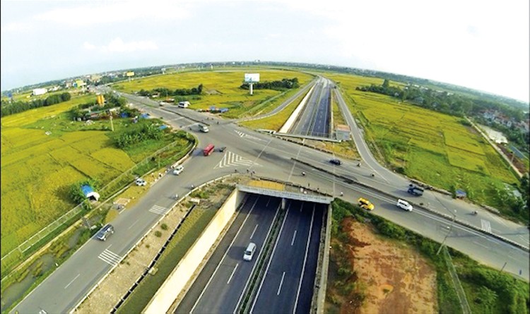Việc đầu tư các dự án giao thông trọng điểm sẽ thúc đẩy sự phát triển mọi mặt của tỉnh Lào Cai. Ảnh: Nhã Chi