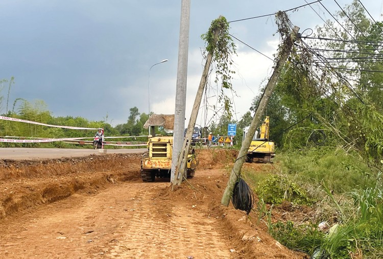 Thiếu sỏi đỏ (vật liệu đắp nền), nhiều nhà thầu thi công Dự án Nâng cấp, mở rộng đường ĐT.763 tại Đồng Nai không thể đẩy nhanh tiến độ. Ảnh: Ngọc Tuấn