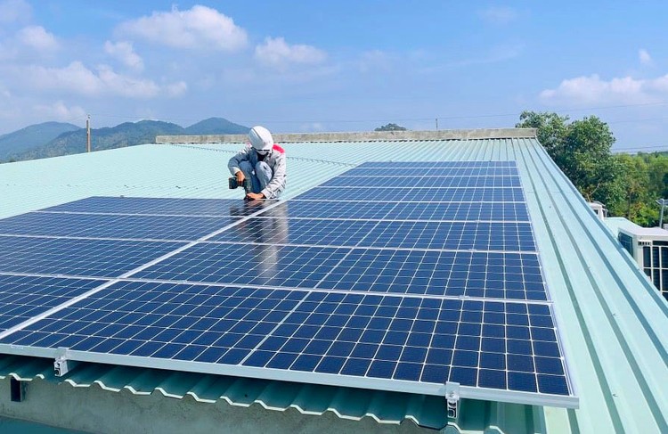 Mục tiêu đến năm 2030 có 50% các tòa nhà công sở và 50% nhà dân sử dụng điện mặt trời mái nhà tự sản, tự tiêu. Ảnh: Vũ Sơn