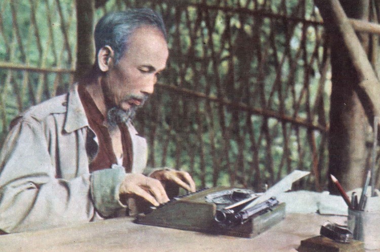 Chủ tịch Hồ Chí Minh khẳng định, nhiệm vụ của báo chí là phục vụ Nhân dân, phục vụ cách mạng (Ảnh tư liệu)