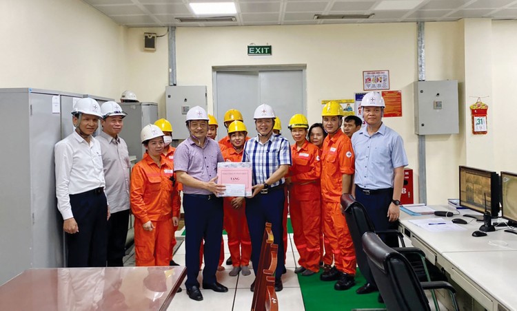 Ông Nguyễn Tiến Khoa, Chủ tịch HĐTV EVNGENCO1 trao quà cho người lao động tại Công ty Nhiệt điện Uông Bí