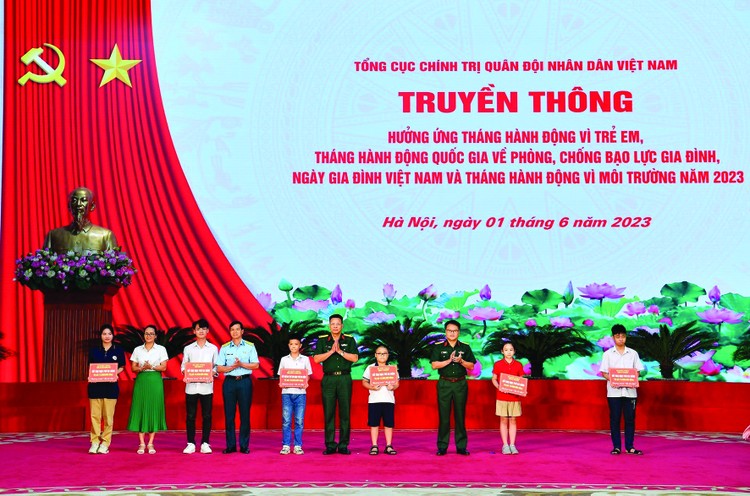 Đại diện TECAPRO trao hỗ trợ cho các cháu thiếu nhi mồ côi, có hoàn cảnh khó khăn trong chương trình truyền thông hưởng ứng Tháng hành động vì trẻ em, Tháng hành động quốc gia về phòng, chống bạo lực gia đình năm 2023