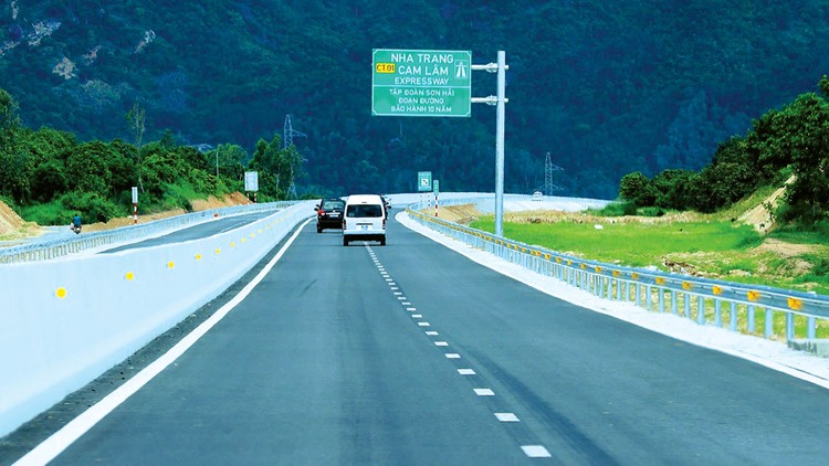 Hai năm qua, đã có 566 km đường cao tốc được hoàn thành xây dựng, nâng chiều dài đường bộ cao tốc đã đưa vào sử dụng lên 1.720 km. Ảnh: Quý Bắc