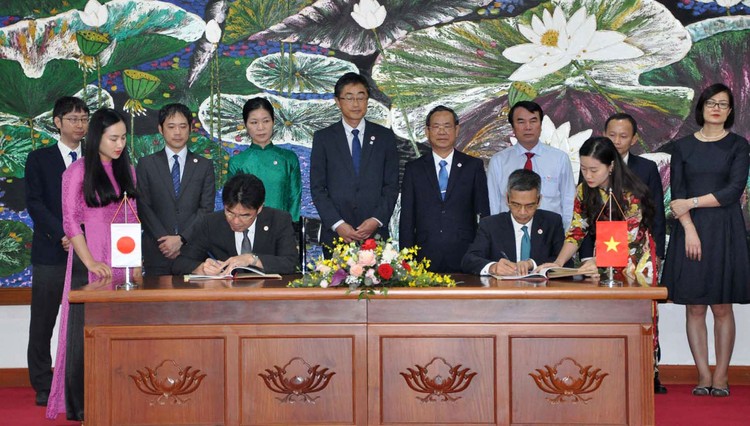 Thứ trưởng Bộ Tài chính Việt Nam Võ Thành Hưng và Trưởng đại diện Cơ quan Hợp tác Quốc tế Nhật Bản (JICA) Sugano Yuichi đã thực hiện ký kết 3 thỏa thuận sử dụng vốn vay Nhật Bản