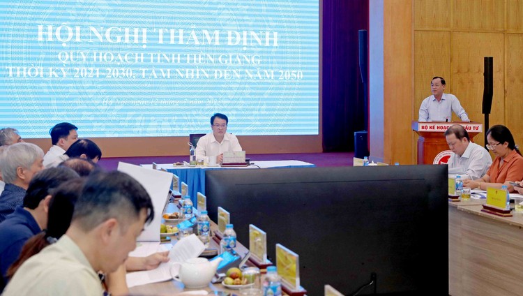 Hội nghị thẩm định Quy hoạch tỉnh Tiền Giang thời kỳ 2021 - 2030, tầm nhìn đến năm 2050 diễn ra dưới sự chủ trì của Thứ trưởng Bộ Kế hoạch và Đầu tư Trần Quốc Phương. Ảnh: Trương Gia