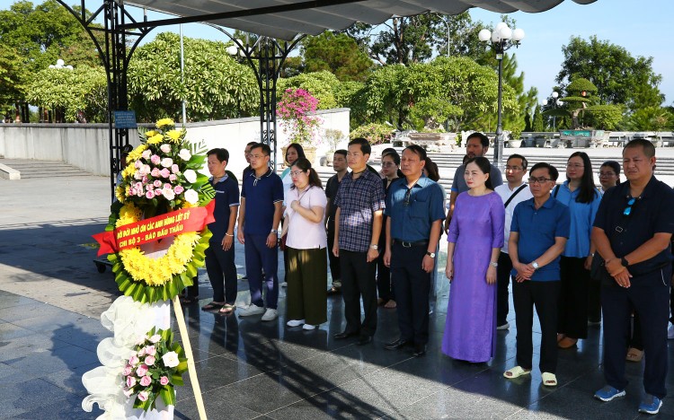 Đoàn công tác Báo Đấu thầu dâng hương trước Đài tưởng niệm Nghĩa trang Liệt sĩ Quốc gia Đường 9. Ảnh: Lê Tiên