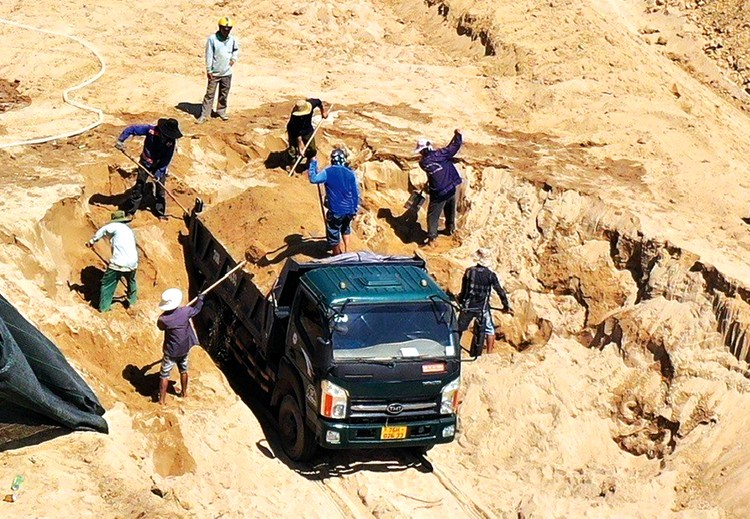 Lao động và phương tiện khai thác cát trái phép tại một vị trí trên sông Trà Khúc. Ảnh: Minh Hạnh