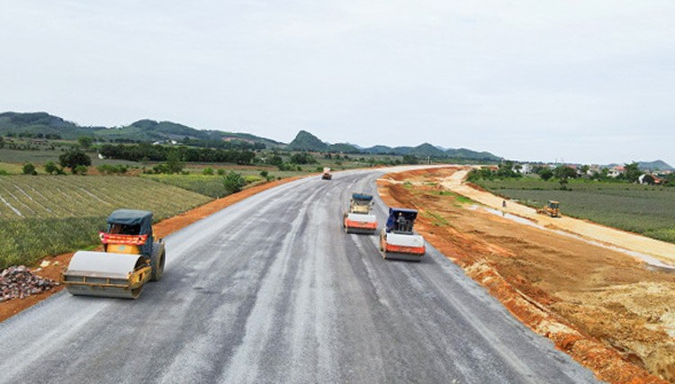 Thủ tướng yêu cầu các nhà thầu tiếp tục tập trung thi công "3 ca 4 kíp" để hoàn thành dự án bảo đảm tiến độ, chất lượng, an toàn, không "đội" vốn… Ảnh minh họa: SL