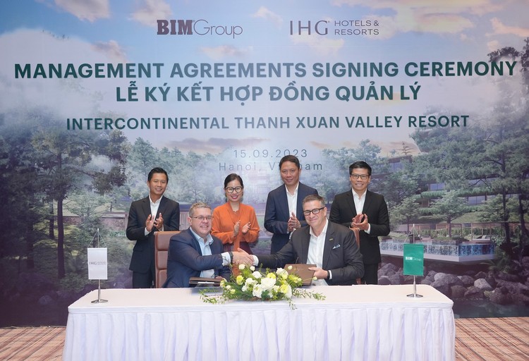 Ông Paul Cunningham - đại diện IHG® Hotels & Resorts và ông Adam Riley - đại diện BIM Group tại lễ ký kết. Thỏa thuận hợp tác được hoàn thành với sự tư vấn từ phía đối tác Ark Capital Partners.