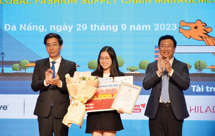 Đại diện Dự án Wetex nhận giải thưởng tại cuộc thi Khởi nghiệp đổi mới sáng tạo Đà Nẵng - SURF 2023