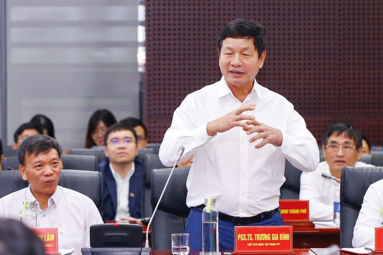 Chủ tịch FPT Trương Gia Bình cho rằng, để phát triển ngành công nghiệp bán dẫn, yếu tố tiên quyết là phải phát triển nguồn nhân lực, đồng thời với việc mở rộng hợp tác với các tập đoàn hàng đầu