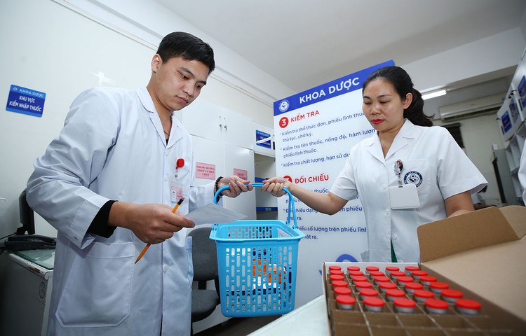Việt Nam phải nhập khẩu nhiều loại vắc xin, thuốc đặc trị do không có công nghệ sản xuất. Ảnh: Lê Tiên