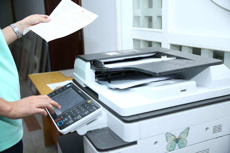 Tại một số gói thầu mua sắm máy photocopy, đại diện nhà sản xuất, nhà phân phối độc quyền có hành vi gây khó khăn cho nhà thầu xếp hạng thứ nhất. Ảnh minh họa: Nhã Chi