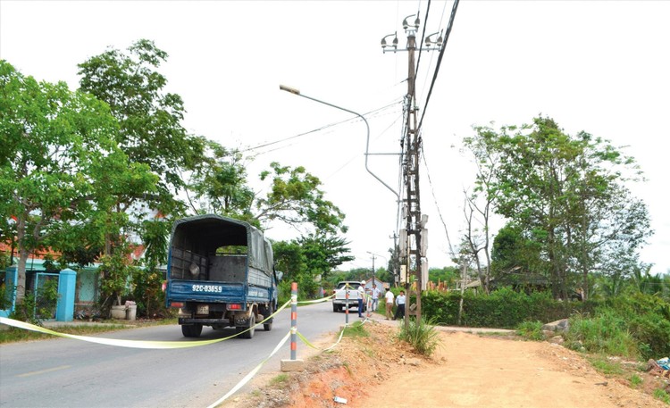Mặt bằng thi công trên tuyến Quốc lộ 14E qua Quảng Nam liên tục bị ngắt quãng do vướng nhà dân và hạ tầng kỹ thuật