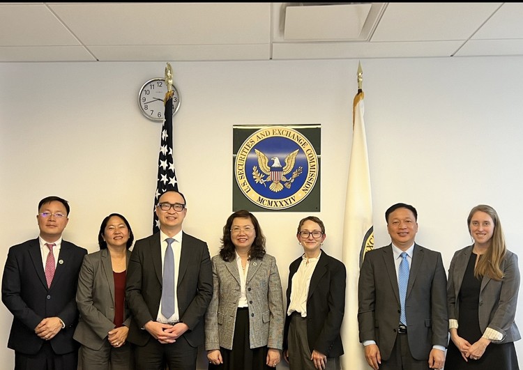 Chủ tịch Ủy ban Chứng khoán Nhà nước Việt Nam Vũ Thị Chân Phương trong buổi làm việc với đại diện các cơ quan thuộc Ủy ban Chứng khoán Hoa Kỳ