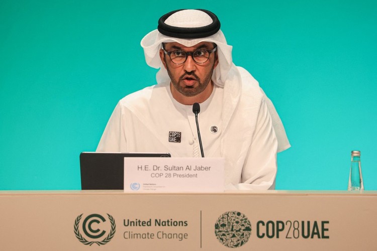 Chủ tịch COP28 Sultan Al Jaber phát biểu tại cuộc họp báo ở Dubai, UAE. (Ảnh: AFP/TTXVN)