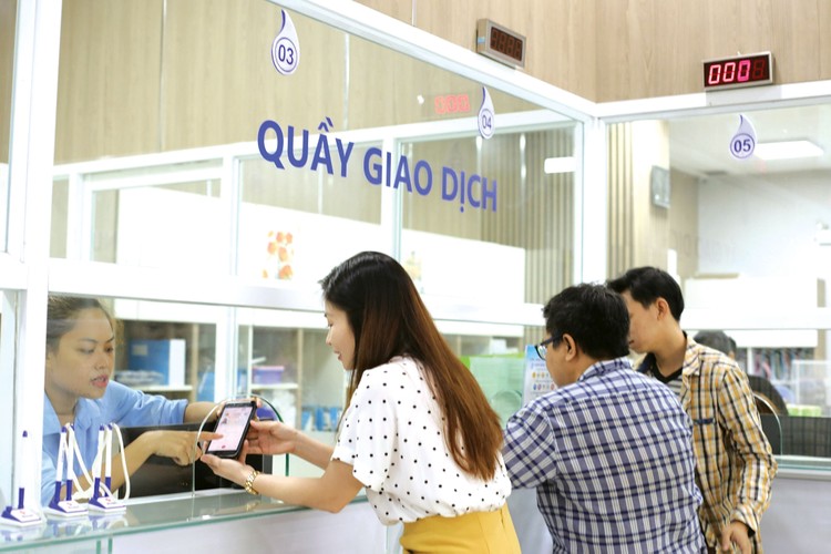 Nhân viên Tổng công ty Cấp nước Sài Gòn hướng dẫn khách hàng cài đặt ứng dụng chăm sóc khách hàng, khai báo thông tin đăng ký định mức nước sinh hoạt