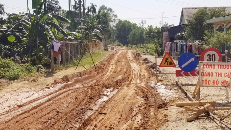 Đến ngày 15/7/2023, Công ty CP Xây dựng 68 Hà Tĩnh mới hoàn thành 38% khối lượng công việc đảm nhận tại Gói thầu số 27. Ảnh: Hà Nguyên