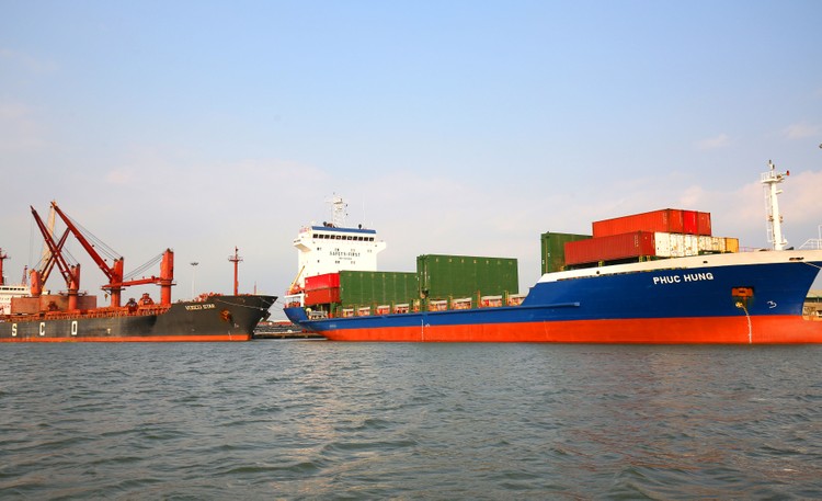 Những bất ổn tại khu vực Biển Đỏ khiến cước vận chuyển container bằng tàu biển đi Hoa Kỳ/Canada và EU tăng mạnh. Ảnh: Lê Tiên