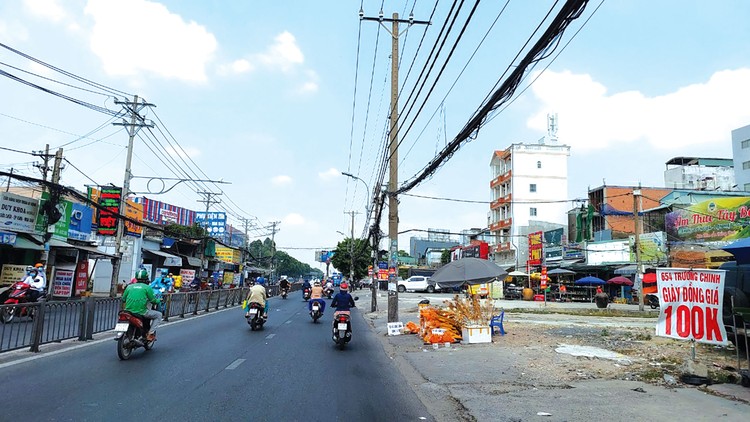 Hệ thống hạ tầng kỹ thuật chưa được di dời tại mặt bằng tuyến metro số 2 Bến Thành - Tham Lương. Ảnh: Như Nguyệt