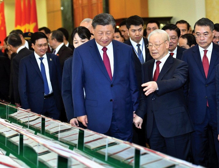 Trong chuyến thăm cấp Nhà nước tới Việt Nam của Tổng Bí thư, Chủ tịch Trung Quốc Tập Cận Bình, các ban, bộ, ngành, địa phương hai nước đã ký kết 36 văn bản thỏa thuận hợp tác trên nhiều lĩnh vực. Ảnh: Đăng Khoa