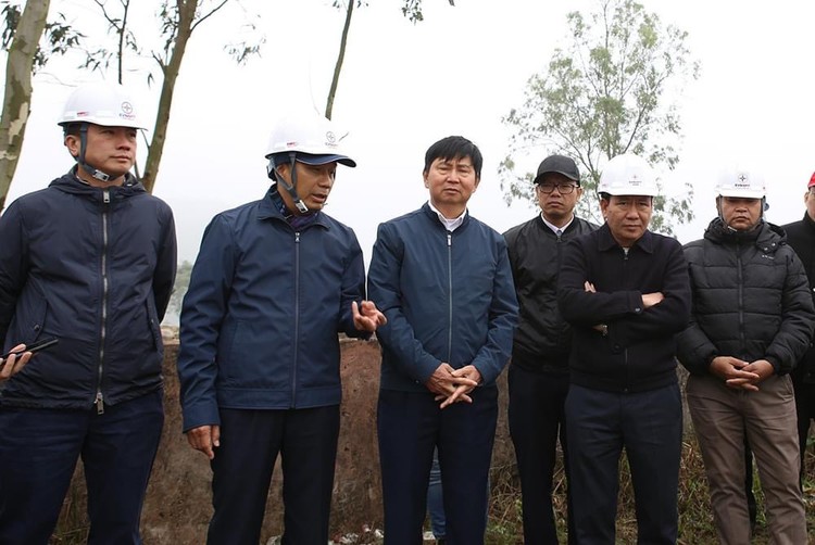 Chủ tịch HĐTV EVNNPT Nguyễn Tuấn Tùng và đoàn công tác kiểm tra tiến độ thi công của Nhà thầu Phương Hạnh tại Nga Sơn (Thanh Hóa)