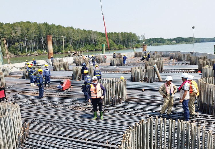 Nhà thầu tranh thủ thời tiết mùa khô thuận lợi, bố trí tăng ca để đẩy nhanh tiến độ xây dựng cầu Phước An. Ảnh: Ngọc Tuấn