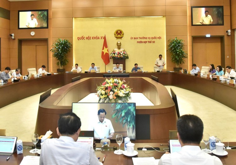 Phiên họp thứ 32, ngày 23/4 của Ủy ban Thường vụ Quốc hội diễn ra dưới sự điều hành của Phó Chủ tịch Quốc hội Trần Quang Phương. Ảnh: Quang Khánh