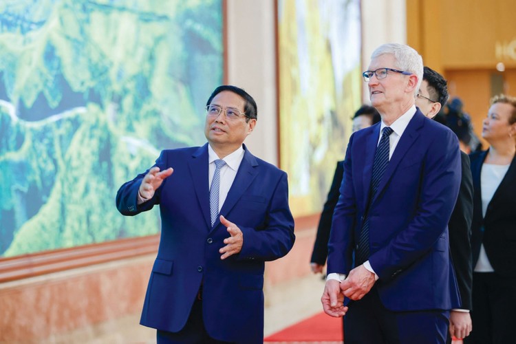 Tại cuộc gặp với Thủ tướng Chính phủ sáng 16/4, ông Tim Cook, Giám đốc điều hành hãng Apple của Hoa Kỳ khẳng định, Apple coi trọng sự tham gia của các nhà phát triển ứng dụng Việt Nam vào các sản phẩm của Apple cho khắp toàn cầu. Ảnh: Quý Bắc