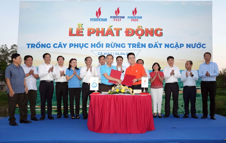 Các đơn vị dầu khí ký thỏa thuận với Viện Khoa học lâm nghiệp Nam Bộ, Sở Nông nghiệp và Phát triển nông thôn tỉnh Cà Mau trồng mới 40 ha rừng và 250.000 cây xanh trên địa bàn tỉnh Cà Mau