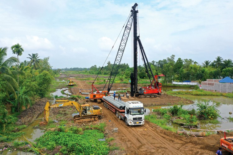 Trong khi chờ nguồn cát, các nhà thầu đã linh động tập trung thi công các hạng mục cầu thuộc Dự án thành phần 1 cao tốc Châu Đốc - Cần Thơ - Sóc Trăng. Ảnh: Tiên Giang