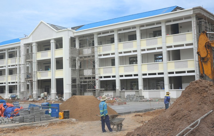 Gói thầu Thi công xây lắp thuộc Dự án Xây dựng Trường THCS Tân Phú Trung 2 tại huyện Củ Chi có giá hơn 54 tỷ đồng. Ảnh minh họa: Tiên Giang