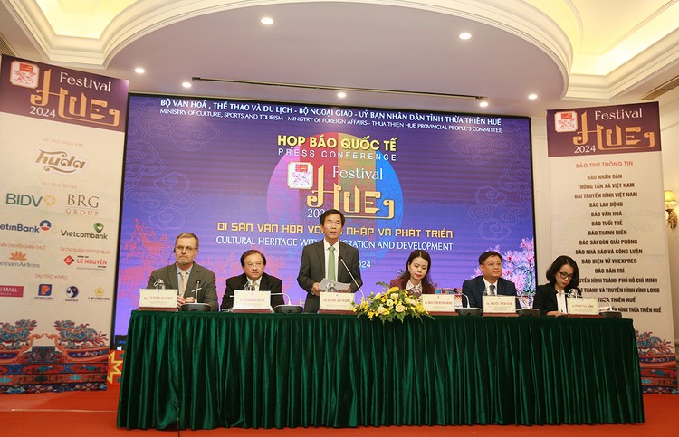 Chủ tịch UBND tỉnh Thừa Thiên Huế Nguyễn Văn Phương phát biểu tại họp báo. Ảnh: Lê Tiên