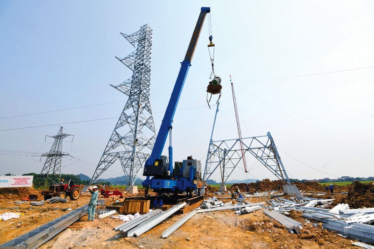 Đường dây 500 kV mạch 3 từ Quảng Trạch (Quảng Bình) - Phố Nối (Hưng Yên) được kỳ vọng giúp nâng cao khả năng truyền tải liên miền từ 2.200 MW hiện nay lên khoảng 5.000 MW, góp phần bảo đảm cung ứng điện cho miền Bắc. Ảnh: Nhã Chi
