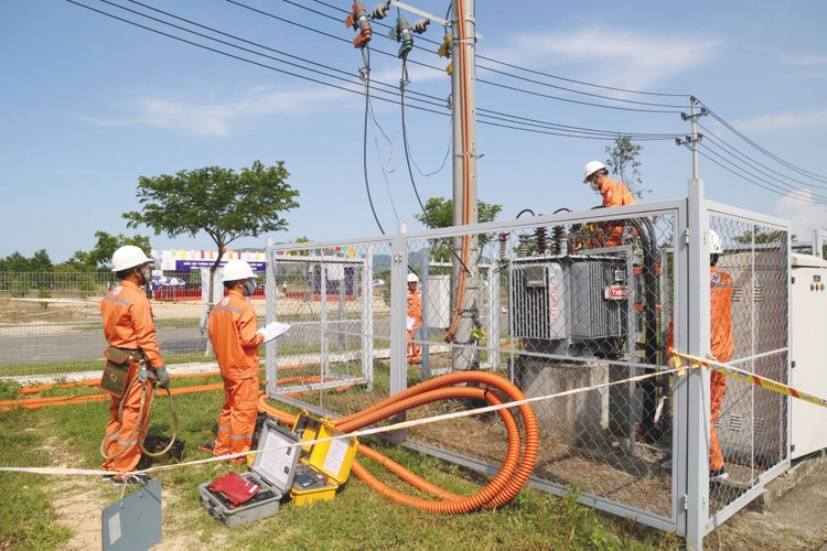 Cán bộ EVNCPC kiểm tra, bảo dưỡng trạm biến áp bảo đảm vận hành nguồn điện an toàn, thông suốt