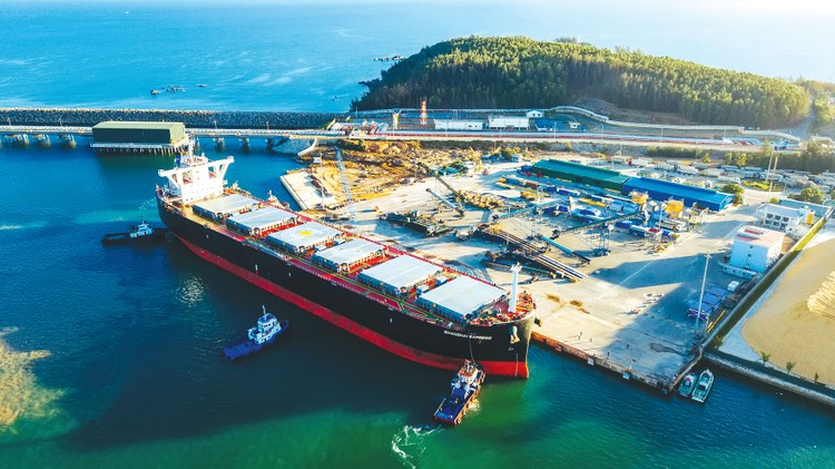 Lợi thế cạnh tranh về cảng nước sâu là cơ sở để Quảng Ngãi quy hoạch các lĩnh vực công nghiệp chế biến, cơ khí, năng lượng, logistics và đẩy mạnh thu hút đầu tư giai đoạn sắp tới. Ảnh: Duy Sinh