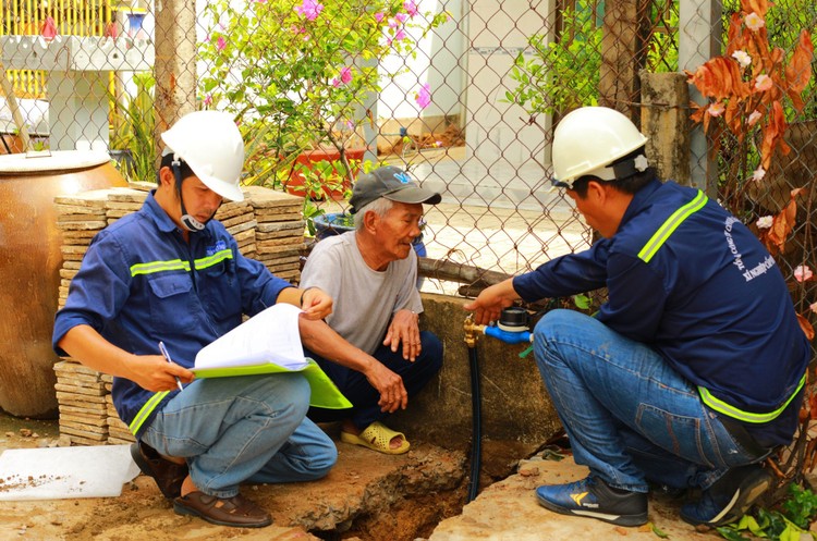 Nhân viên Xí nghiệp Cấp nước Cần Giờ lắp đặt đồng hồ cấp nước sạch tận nhà cho người dân xã Tam Thôn Hiệp, huyện Cần Giờ