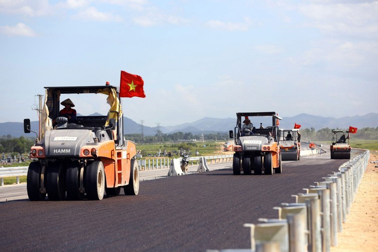 Trong 5 tháng đầu năm, 11/44 bộ, cơ quan trung ương và 31/63 địa phương có tỷ lệ ước giải ngân đạt trên mức bình quân chung của cả nước. Ảnh: Tường Lâm